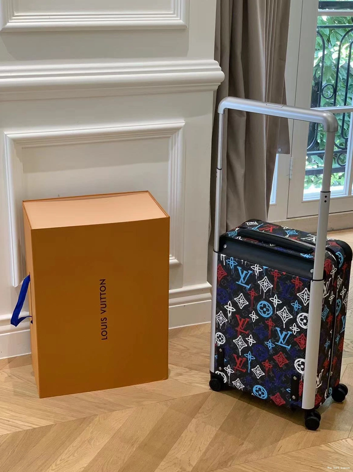 37L CABIN 55 HORIZON CUSTOM SUITCASE GRAFFITI 0716